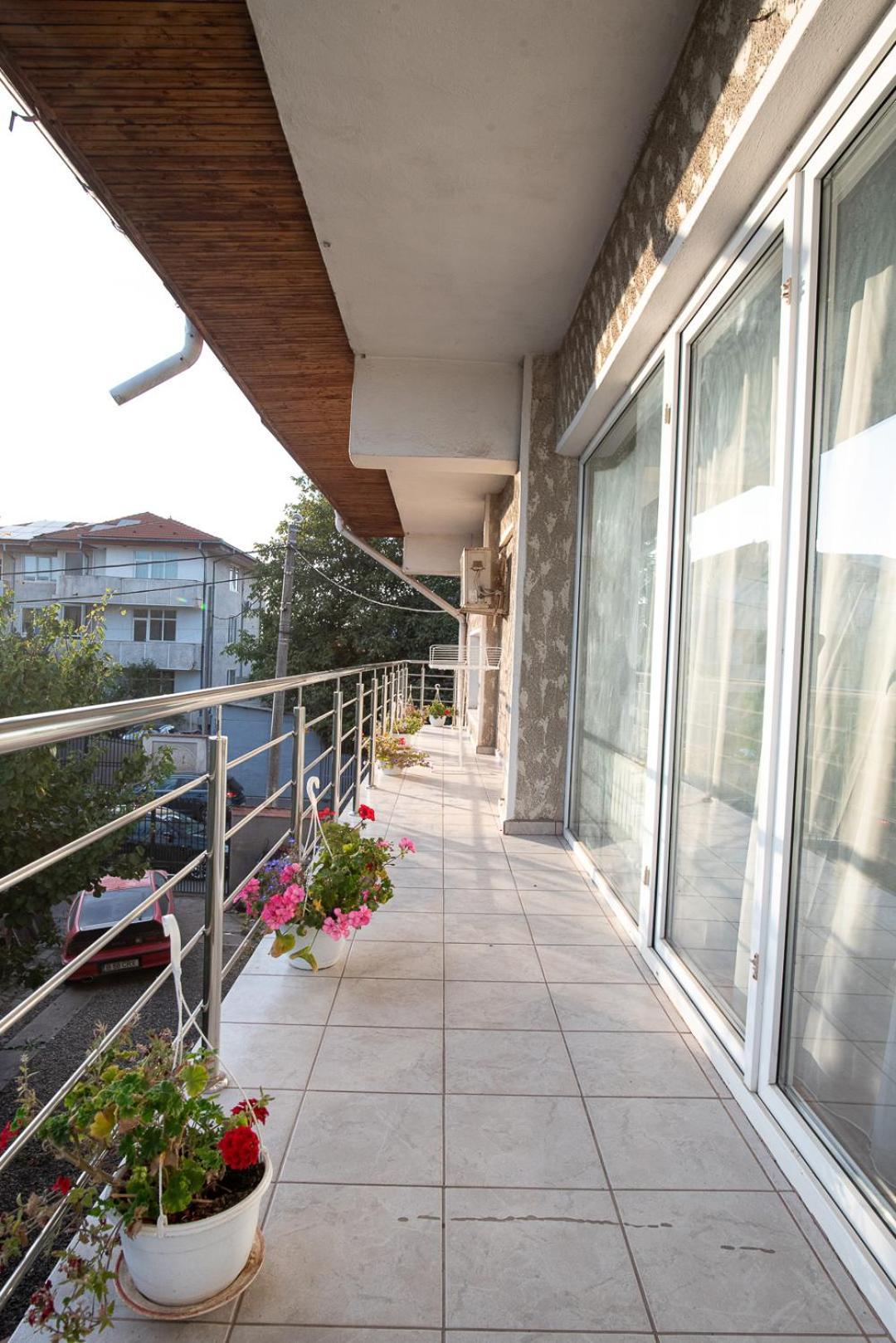5 Bedrooms Luxury Apartment Villa Bukares Bagian luar foto